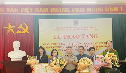 Lễ trao tặng giấy khen của Cục trưởng Cục Thi hành án dân sự thành phố...